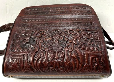 Bolsa de couro asteca vintage feita à mão tingida de vermelho feita no México - Imagem 1 de 4