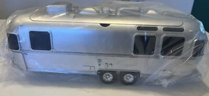 Neu The Accountant 2 Film Airstream Wohnmobil Popcorndose AMC exklusiv versandfertig! - Bild 1 von 5