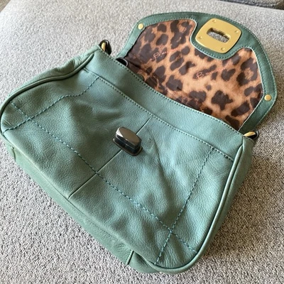 Bolso Bandolera B. Makowsky Cuero Azul Teal Cartera Plateado Herrajes Forrado Leopardo Foto 1 de 4