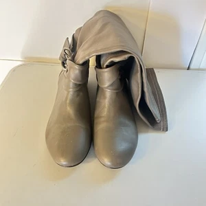 B Makowsky Women’s Designer BFREBAY Slouch Gray Taupe Brown Boots W/Side Buckle - Picture 1 of 20