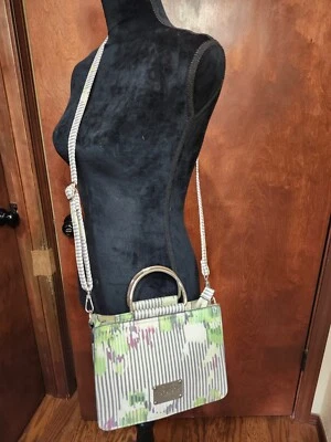 Bebe tiracolo listra verde e branca com alças de tom prata, zíper na parte superior. - Imagem 1 de 4