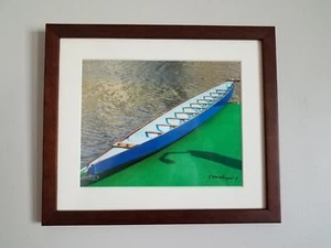 Tom Korologos ""Blaues Boot, grünes Dock 09" gerahmtes Foto Korologos Galerie - Bild 1 von 9