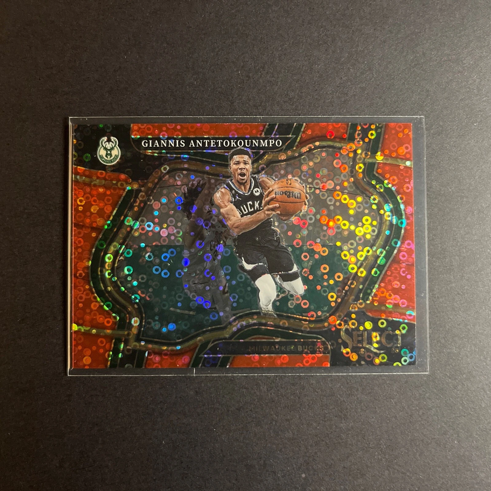Giannis Antetokounmpo 2022-23 Panini Select Courtside Disco Prizm #35/49 Bucks