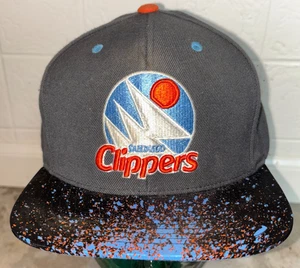 Sombrero Mitchell & Ness San Diego Clippers Snapback Gris Naranja Ala Rara "Salpicaduras" - Imagen 1 de 9