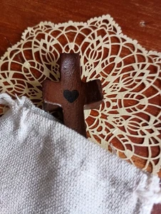 Handgefertigte geschnitzte Tasche Kreuz Geldbörse Sorgen Zappeln - Bild 1 von 3