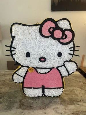 Hello Kitty Piñata - Image 1 of 2