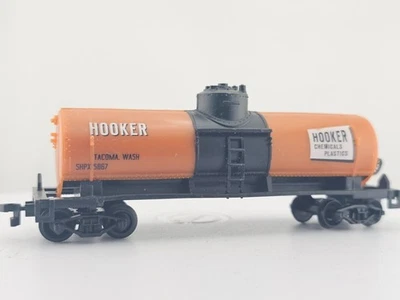 *READ Life-Like #5867 HO Scale Orange Hooker Chemicals Single Dome Tank Car - Image 1 of 4