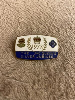 The Queens Silver Jubilee 1977 EBA English Bowling Association Enamel Pin Badge - Image 1 of 2