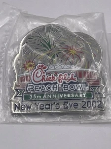 Prendedor de solapa Chick-fil-A Peach Bowl Nochevieja 2002 Fútbol americano universitario Deportes Nuevo de Lote Antiguo - Imagen 1 de 3