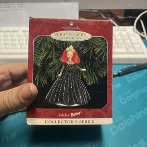 Hallmark Keepsake Ornamento Vacaciones Barbie 6ta Serie 1998 Decoración de Navidad Nuevo en Caja - Imagen 1 de 4