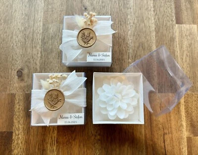 Gastgeschenke 15x Lotus Kerzen mit Box für Hochzeit, Verlobung (personalisiert) - Bild 1 von 3