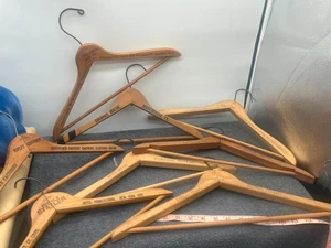 Vintage Holz Werbung Hotel Kleiderbügel NY NYC Lot gemischter Laden 9 - Bild 1 von 24