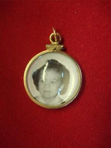 VINTAGE GOLD FILLED PHOTO HOLDER FOR CHARM BRACELET OR PENDANT - N.O.S. - Picture 1 of 7