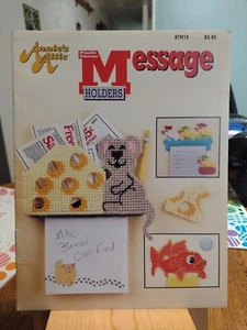 ANNIE'S ATTIC Kunststoff Leinwand #87H15 NACHRICHTENHALTER 1991 - Bild 1 von 2