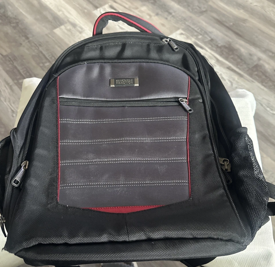 Mochila Kenneth Cole Reaction negra/roja acolchada 17” para computadora portátil y tableta  Foto 1 de 4