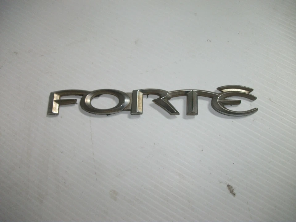 INSIGNIA FORTE MONTADA EN TAPA MALETERO FORD AU SERIE 3 EN EXCELENTE ESTADO ENVÍO LIBRE AUST ANCHO  Foto 1 de 1