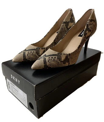 Nuevo en caja DKNY talla Zapatos de salón alto 8/38,5 Randi 85 tacones de aguja serpiente para mujer Foto 1 de 4