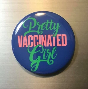 BONITA CHICA VACUNADA BOTÓN PIN 2,25 in Vacuna Vacuna Descarada Mordaza Divertida - Imagen 1 de 1