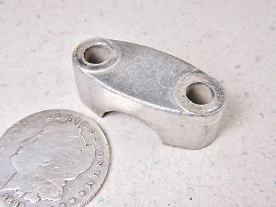 83 SUZUKI SP125 SUPERIOR MANILLAR ABRAZADERA MITAD Foto 1 de 4