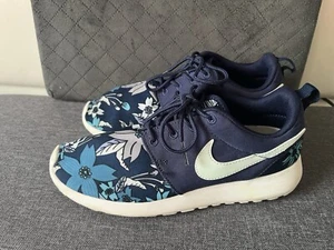Nike Roshe One Sneaker Gr. 38 Midnight Design Floral Damen Turnschuhe Neuwertig - Bild 1 von 4