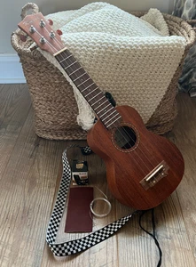 Ukelele Kmise KMU21S 21" con estuche de transporte y sintonizador Joyo - usado en excelente estado - Imagen 1 de 2