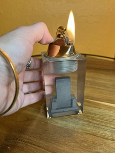 Vintage Skyscraper Lucite Tischfeuerzeug - Bild 1 von 6