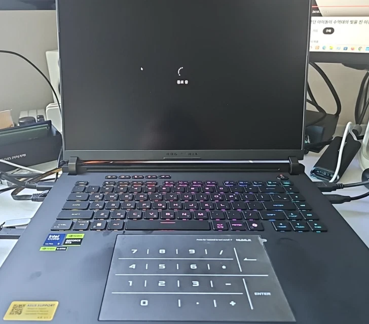 Ordinateur portable ASUS ROG Strix Scar 16 G635LW-RW128W 16" RTX5080 Ultra9... - Photo 1/1