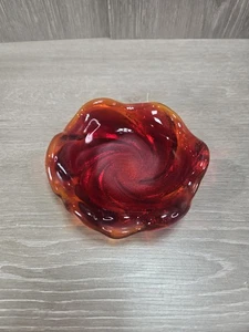 Cenicero de vidrio artístico grueso ámbar rubí FENTON FreeForm Swirl 8" hecho a mano años 60 - Imagen 1 de 3