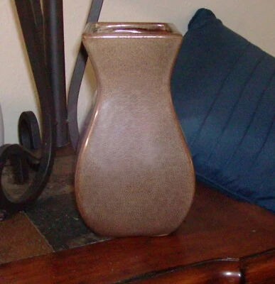 JARRÓN BÁSICO MARRÓN Porcelana Granulada 9" Alto X 5" Ancho Foto 1 de 2