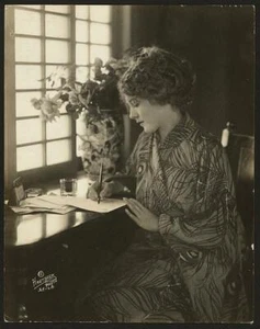 Foto: Mary Pickford, Kimono, Schrift, Schreibtisch, Hartsook Photo, um 1918 - Bild 1 von 1