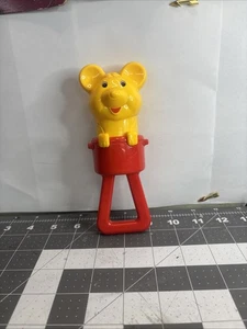 Vintage 1980 Sammlerstück Baby Spielzeug Pooh oder Maus Hand Rassel Squik gelb rot - Bild 1 von 2