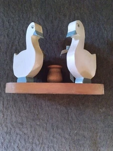 Vintage Kerzenhalter, weiße Enten mit blauen Bändern, Enten müssen neu lackiert werden! SP - Bild 1 von 12