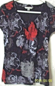 Top mujer talla S negro rojo gris floral 26 en L 18 pulgadas a través de la línea delantera del pecho - Imagen 1 de 2