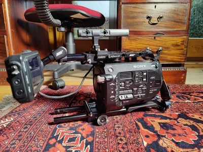  Sony Fs7 MkI - w/ ARRI Plates, 2x Batts, XQD Cards & Bag - Image 1 of 4