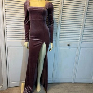 Elegant long gown with high slit - Picture 1 of 10