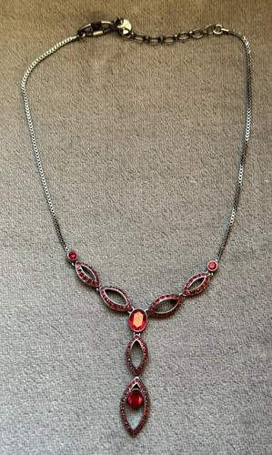 Collana Givenchy Y Drop 17 5” con bellissimi cristalli rossi molto elegante