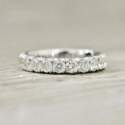 Alianza de boda de media eternidad real de moissanita de corte redondo de 1 quilate enchapada en oro blanco de 14K Foto 1 de 4