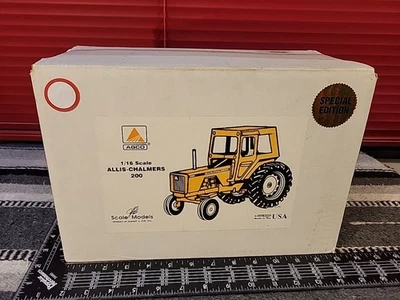 Réplica de tractor agrícola fundido a presión Allis Chalmers 200 1/16 por modelos a escala  Foto 1 de 4