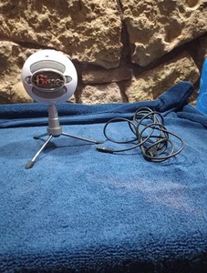 Blue Yeti Snowball USB Microphone Recording & Streaming on PC/Mac Gaming Station - Picture 1 of 4