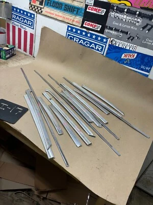 65 Oldsmobile Cutlass Supreme F85 1965 4 puertas carrocería molduras laterales lote 64? Foto 1 de 4