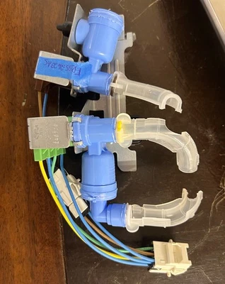 Electroválvula triple de agua para refrigerador Frigidaire FRSS2623ASG 5304538492 Foto 1 de 3
