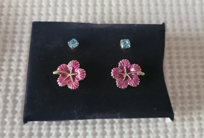 Conjunto de regalo de aretes perforados con estrás azul claro con tachuelas de flores rosa tono plata Foto 1 de 3