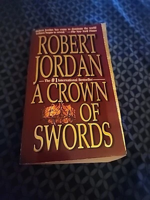 A Crown of Swords (The Wheel of Time, Book 7) - Mass Market Paperback Foto 1 de 4