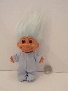 Russ Troll Puppe ~ 4 Zoll ~ Vintage ~ blauer Pyjama mit Fußüberzügen ~ hellblaue Haare ~ braune Augen - Bild 1 von 4