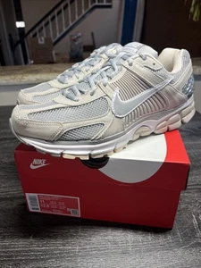 Nike Zoom Vomero 5 Men's Shoes (Light Orewood Brown/White/Metallic Platinum/Li) - Picture 1 of 8