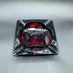 POSACENERE VINTAGE ANCORAGGIO CON GANCIO 4 5/8” QUADRATO VETRO ROSSO RUBINO SIGARO METÀ SECOLO MODERNO - Foto 1 di 3