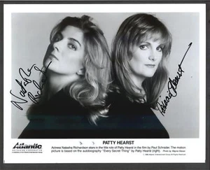 Foto firmada autógrafa 8x10 de Natasha Richardson y Patricia Hearst - Patty Hea - Imagen 1 de 1