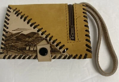 Muñequera Cartera Cuero Cosida con Espejo Hecha en Honduras Usada Foto 1 de 4
