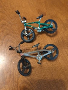 Juguetes Mako verdes Dyno y grises para bicicletas de dedo - Imagen 1 de 16