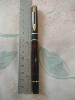 Pluma Estilográfica Waterman Laureate Mármol Rojo y Marrón Metal Chapado en Oro Plumín Mediano Foto 1 de 4